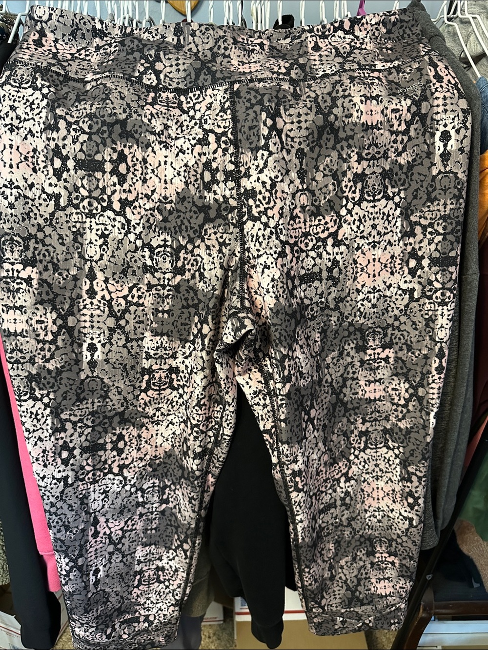 Jones New York Pink and Black Printed Capri Leggings